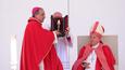 Allo stadio. Il vescovo Domenico Pompili e papa Francesco durante la messa al Bentegodi di sabato pomeriggio
