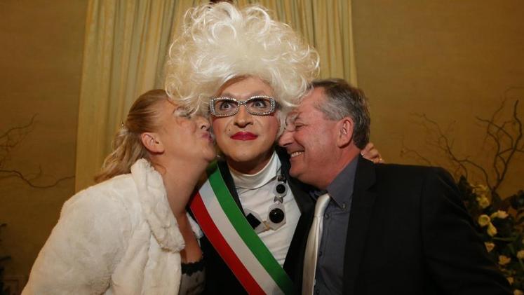 Madame SiSi, la regina delle notti gardesane, è stata la prima drag queen a celebrare un matrimonio in Italia