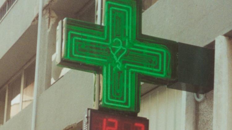 Il simbolo di una farmacia (foto Archivio)