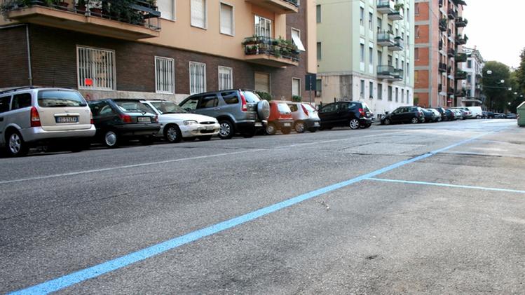 Stalli blu già disegnati lungo la strada in Borgo Trento: dal 1° ottobre la sosta si pagherà