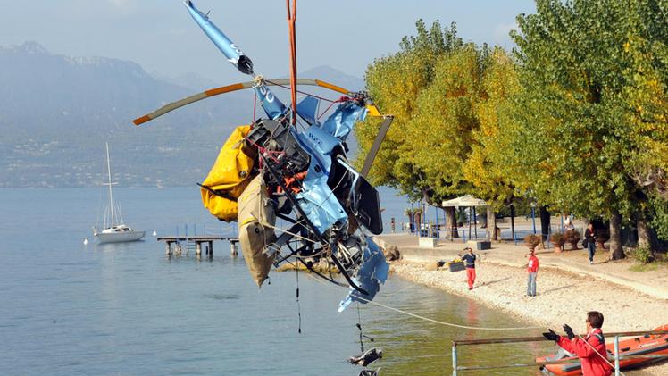 Il recupero del relitto dell’elicottero precipitato davanti alla spiaggia  del Lido di Torri del Benaco