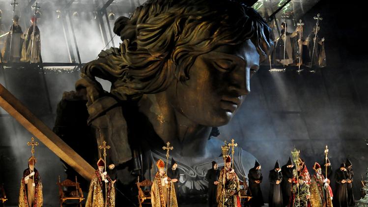 L’imponente scenografia di «Tosca» per la regia di Hugo De Ana nella scena  del Te Deum. FOTO BRENZONI 