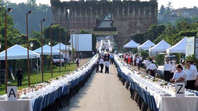 Valeggio: tavolata sul ponte visconteo a Borghetto per la festa del "Nodo d'amore"
