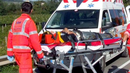 Un'ambulanza durante un intervento (Foto Archivio)