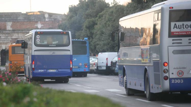 Autobus in corso Porta Nuova (foto d'archivio)