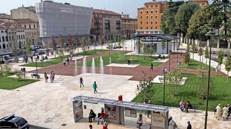 Panoramica su piazza Cittadella: sotto un parcheggio, in superficie rettangoli di prato FOTO MARCHIORI 