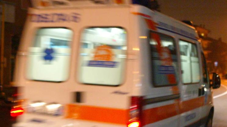 L'intervento di un'ambulanza (foto Archivio)