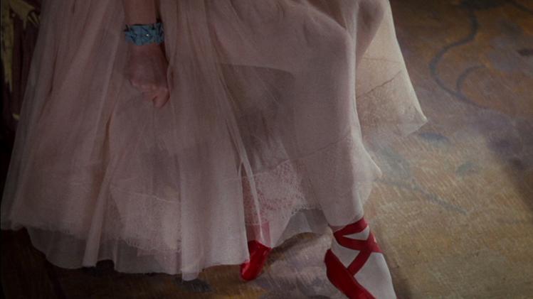 Le scarpette rosse che danno titolo al film di Powell & Pressburger si rifanno a una delle favole di Andersen, rievocata nel celebre balletto 