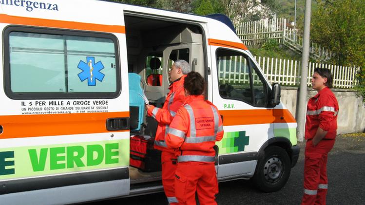 Ambulanza con i soccorritori (ARCHIVIO)