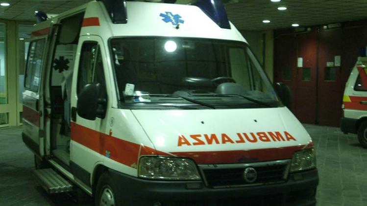 Un'ambulanza al pronto soccorso (foto Archivio)