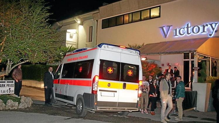 L'arrivo dell'ambulanza sabato sera all'esterno della discoteca Victory, a Villaggio del Sole dove è avvenuto il tentato omicidio. ARCHIVIO