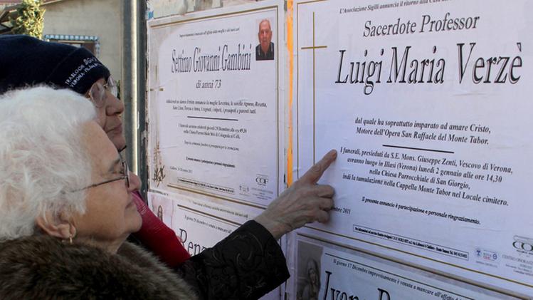 A Illasi sono state affisse le epigrafi che annunciano il funerale del sacerdote e professore don Luigi Verzè che si svolge oggi alle 14.30FOTO AMATO 
