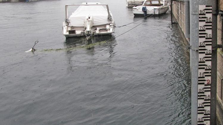 Idrometro segna il livello delle acque del lago di Garda    