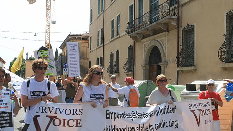 Manifestazione di protesta organizzata dagli ex allievi dell'Istituto Antonio Provolo