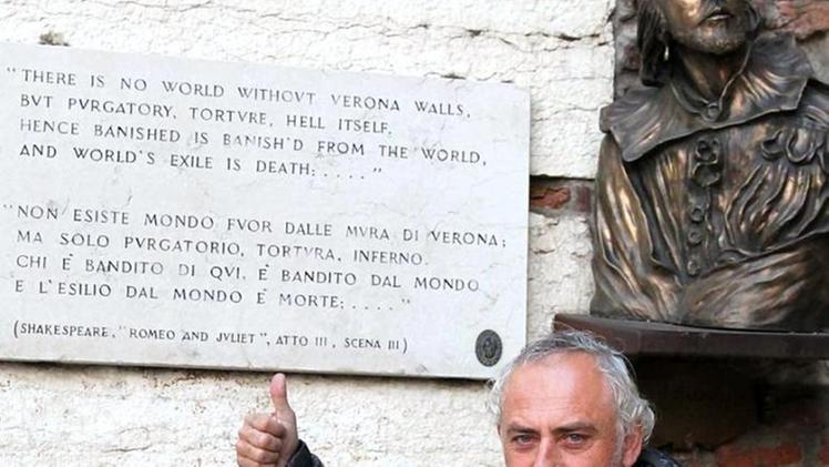 Mandorlini sotto la targa con il verso di Shakespeare «Non esiste mondo fuori delle mura di Verona...»