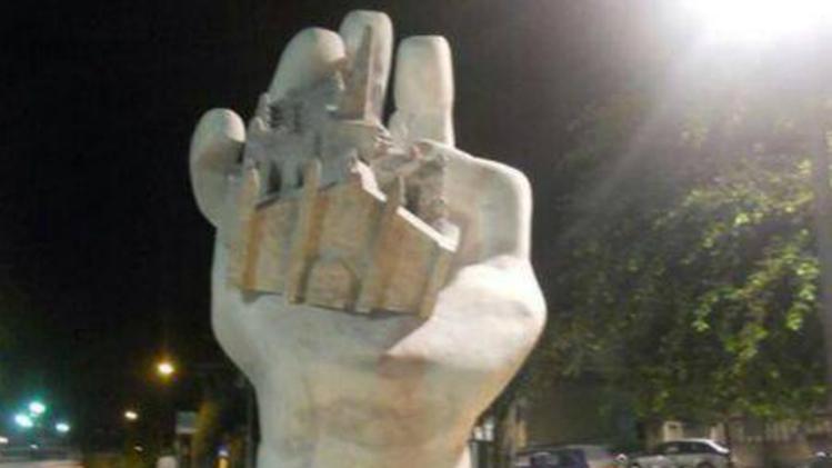 Il monumento ispirato al gesto dell'uomo che ferì a Milano Berlusconi lanciandogli una statuetta del duomo