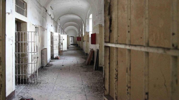 I corridoi e le celle dell'ex carcere Campone in via Del Fante. È in abbandono e rifugio di senzatetto
