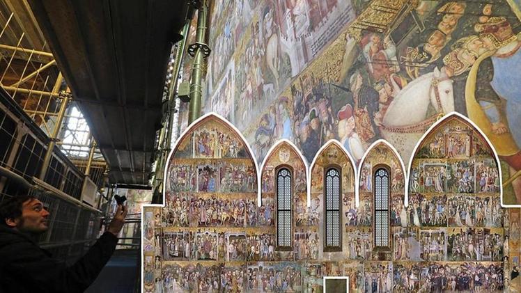 Un visitatore sui ponteggi ammira i restaurati dipinti nella Cappella di Teodolinda al Duomo di Monza. Nello spaccato, la loro completa estensione