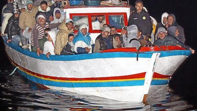 Migranti stipati su un'imbarcazione al largo di Lampedusa