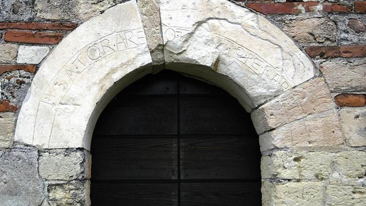 La stessa iscrizione-palindromo sulla porta alla chiesa di San Michele ad Arcé di Pescantina