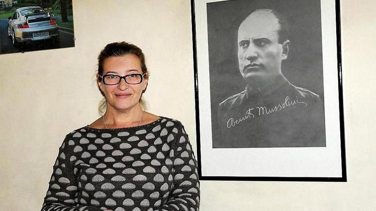 Maristella Finezzo davanti ad una foto di Mussolini appesa al bar Armando DIENNEFOTO