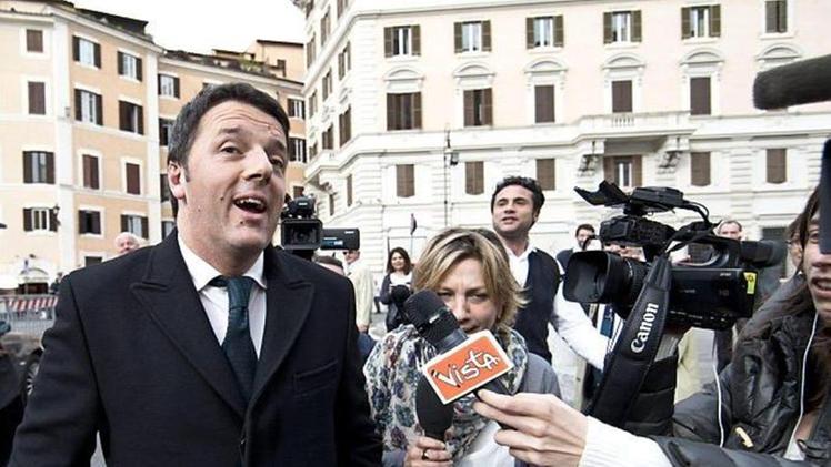 Matteo Renzi accolto dai cronisti mentre arriva a piedi alla Camera