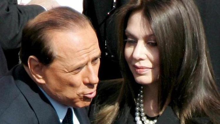 L'ex premier Berlusconi con l'allora moglie Veronica Lario nel 2005