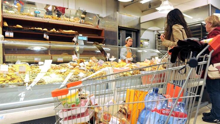 Il carrello del supermercato: per una famiglia di tre persone la spesa è calata di 2-300 euro in12 mesi