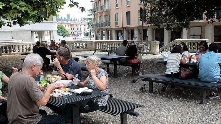 Turisti che consumano il pranzo al sacco nell'area pic-nic di piazza Indipendenza FOTOSERVIZIO MARCHIORI