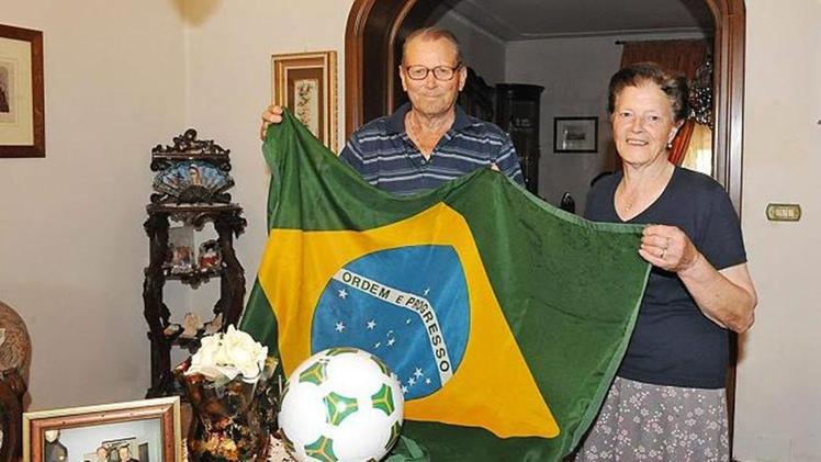 Mario e Maria Scolari con la bandiera del Brasile DIENNEFOTO
