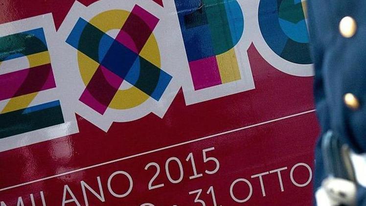 Uno striscione sull'Expo di Milano; bufera dopo una serie di arresti