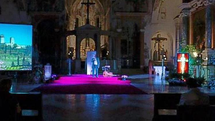 Un momento dello spettacolo dei fratelli Roncalli a San Fermo: sullo schermo il castello di Montorio