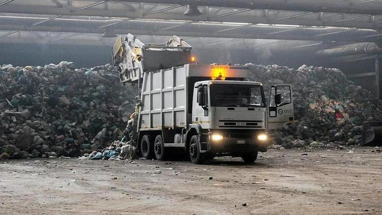 Camion alla discarica di Torretta: per garantire la sua bonifica servirebbero più rifiuti da trattare
