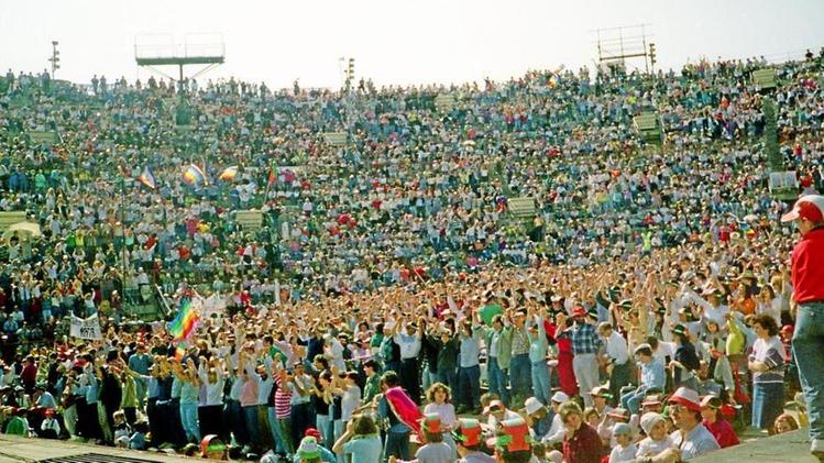 L'Arena gremita per la manifestazione dei Beati i costruttori di pace del 30 aprile 1989 FOTO BONAMINI