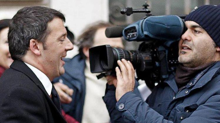 Assediato dalla stampa: Renzi a piedi e senza scorta a  Montecitorio