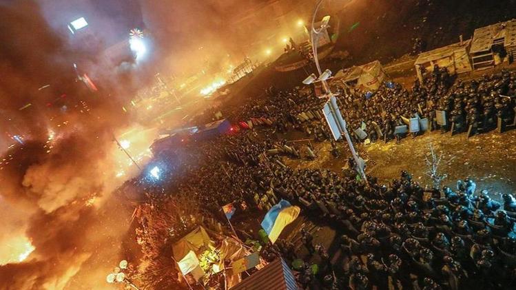 Piazza Indipendenza in fiamme, a Kiev: l'impressionante scenario della battaglia di mercoledì notte