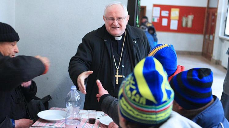 Il vescovo Zenti a un pranzo di Natale per i poveri all'istituto Seghetti