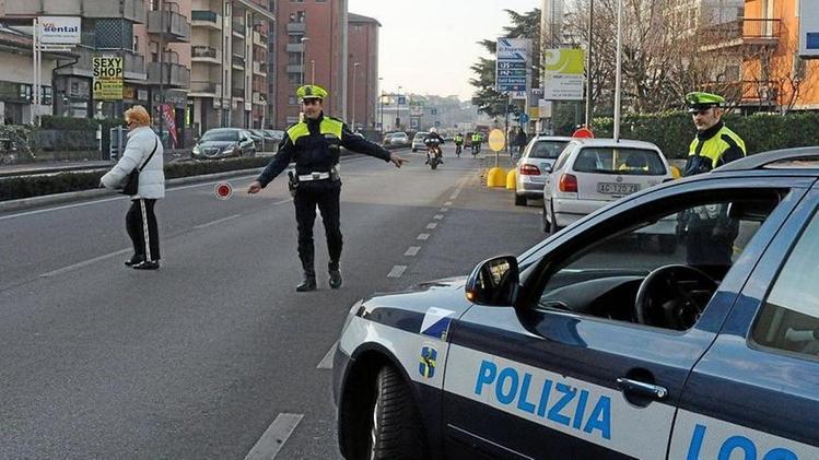 Controlli dei vigili in corso Milano, strada a rischio per i pedoni DIENNEFOTO