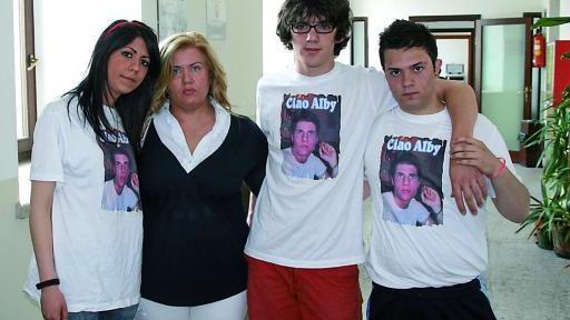 
 La madre di Alberto Benato e gli amici con la maglietta FOTO FADDA