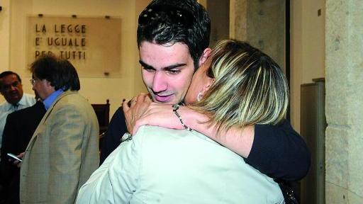 
 Andrea Vesentini abbracciato da un'amica dopo l'assoluzione