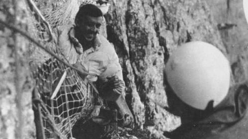 
 Navasa bivacca in parete verso la Rocchetta Alta di Bosconero, nel 1965. Di spalle, Claudio Dal Bosco