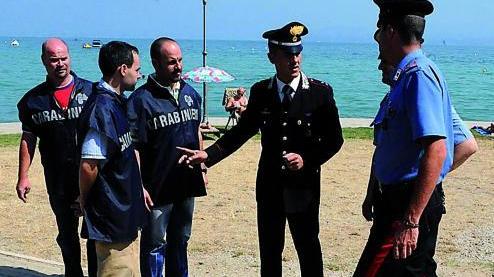 
 I carabinieri di Peschiera impegnati sul lungolago DIENNEFOTO