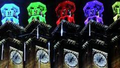 
 La Torre dei Lamberti in una fotosequenza che la mostra nei vari colori che assume in questi giorni, per effetto delle luminarie natalizie. A destra, Mario Magagnino, docente universitario, autore di Verona (Provincia di Gardaland) FOTO BRENZONI