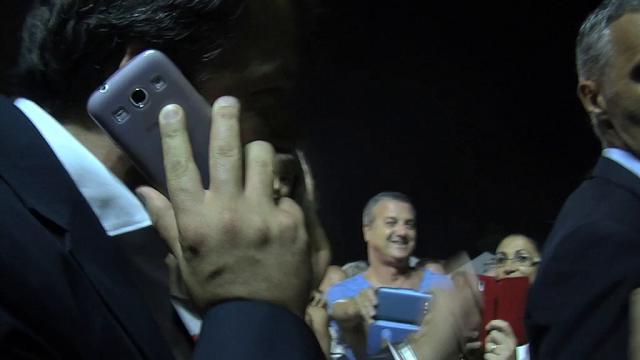 Matteo Renzi si è presentato a sorpresa alla festa dell'Unità di Roma. Tra un selfie e l'altro, al telefono con un fan finge di essere Silvio Berlusconi(video di Angela Nittoli)