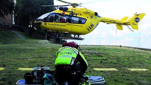 L'elicottero di Verona Emergenza durante le operazioni di recupero  (Archivio)