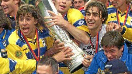 
 Crespo, Cannavaro e gli altri gialloblù festeggiano la Uefa. Dietro, al centro, spunta la testa di Malesani