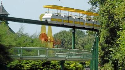 
 La monorotaia attraversa un'ampia fetta del parco di divertimenti di Gardaland