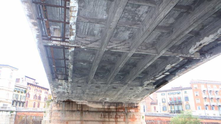 La struttura degradata del ponte Nuovo FOTOSERVIZIO DI GIORGIO MARCHIORI   