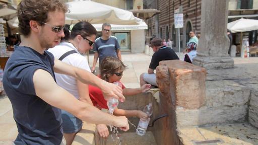 
 Turisti riempiono bottiglie d'acqua in piazza Erbe FOTO MARCHIORI