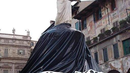 
 La fontana di Madonna Verona impacchettata